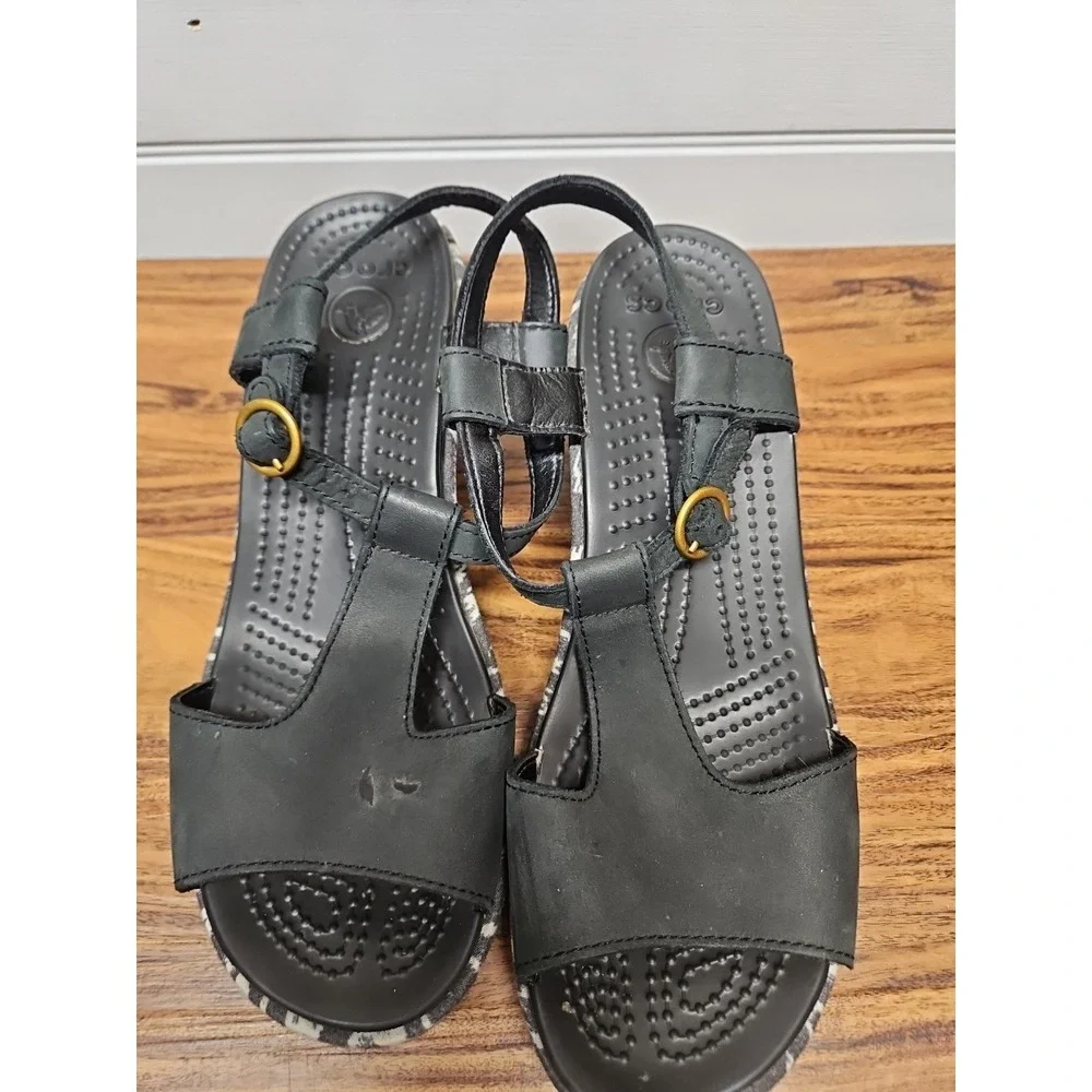 Crocs Leigh Ikat Sandals Womens 8 Black White Nubuck Wedge T Strap Buckle